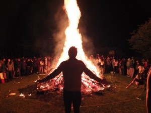 Romain am Feuer